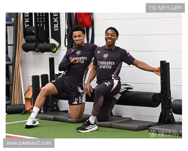 冬季训练中的足球明星时尚穿搭解析与潮流趋势探讨